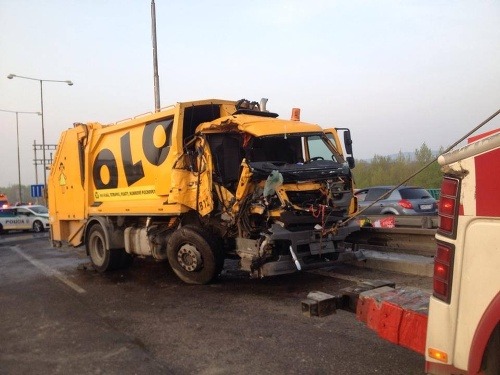 Zrážka smetiarskeho auta s kamiónom na moste Lafranconi