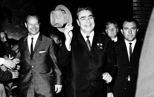 Komunistickí lídri - Alexander Dubček (vľavo) a Leonid Brežnev (v strede) - ilustračné foto