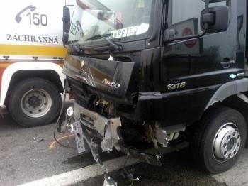 Pri dopravnej nehode na Starej seneckej ceste sa zranili štyria ľudia