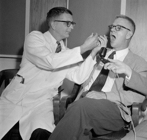 Rovnaké testy prebiehali aj v USA. Doktor Harry Williams (vľavo) a jeho kolega Carl Pfeiffer