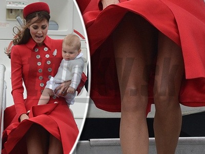 Kate Middleton držala na rukách syna Georgea a pod sukňou sa jej preháňal vietor.