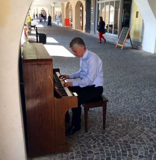 Kollár si užíva hru na klavír