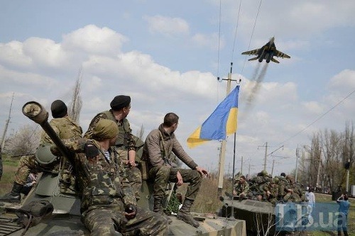 Vojenská stíhačka letiaca nad Kramatorskom