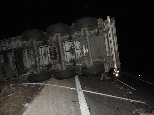 Dopravná nehoda poľského kamióna medzi Čadcou a Žilinou.