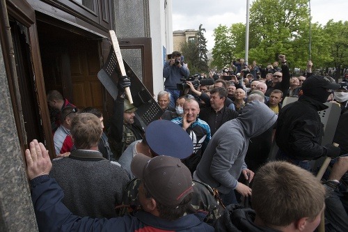 Proruskí aktivisti oslavujú obsadenie administratívnej budovy v centre mesta Luhansk