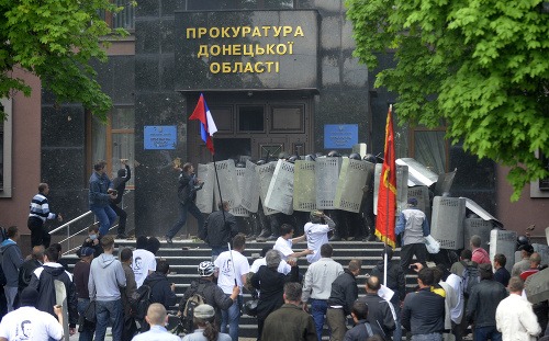 Stret pro-ruských aktivistov s políciou pred budovou regionálnej správy v Donecku.