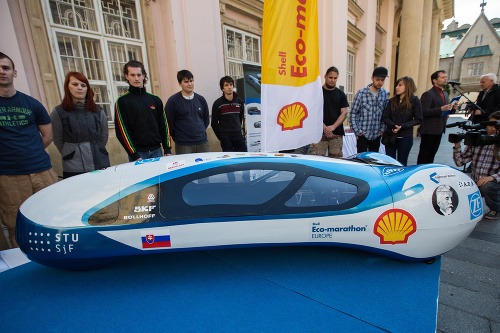 Študenti Strojníckej fakulty STU počas prezentácie študentského vozidla s najnižšou spotrebou, ktoré sa zúčastní súťaže Shell Eco-marathon Europe.