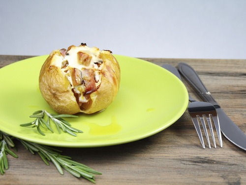 Na pečenom zemiaky s chutnou náplňou si pochutí azda každý.