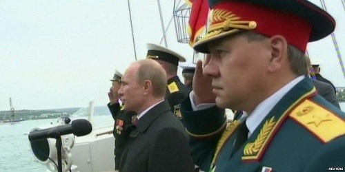 Vladimir Putin sa prihovára vojakom na Kryme