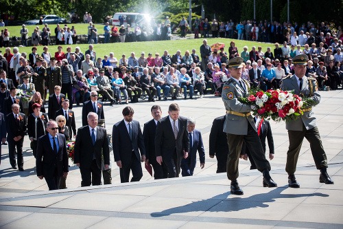 Predseda vlády SR Robert Fico (uprostred) počas kladenia vencov k národnej kultúrnej pamiatke Slavín