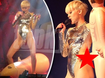 Miley Cyrus šokovala perverznosťami s nafukovacím mužským prirodzením.