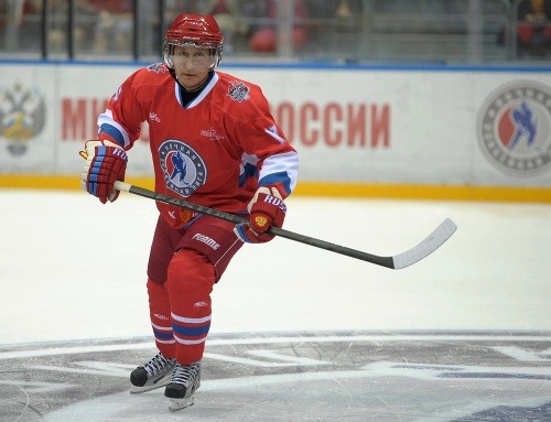 Putin si zahral hokej s bývalými hviezdami