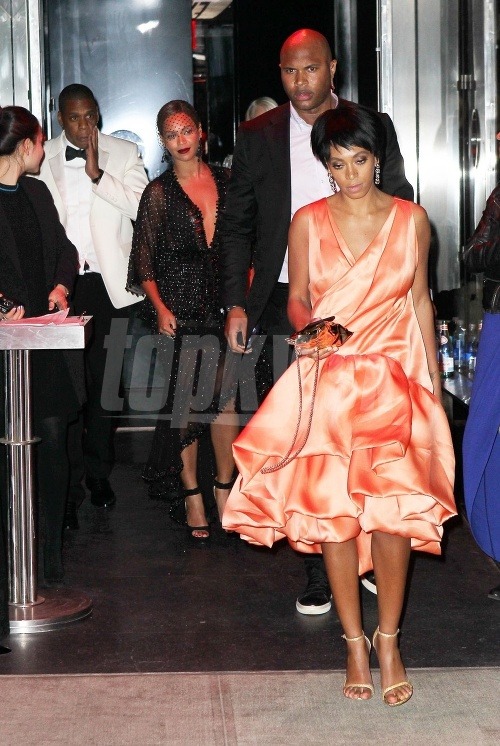 Jay-Z sa drží za líce po tom, čo ho napadla švagriná Solange. Beyoncé sa usmieva, akoby sa ani nechumelilo.