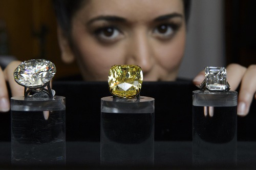 Vzácny žltý diamant predali na aukcii v Ženeve za takmer 12 miliónov eur