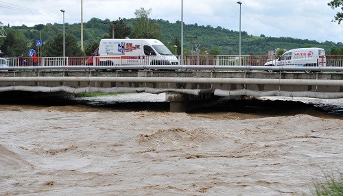 Zvýšená hladina Torysy pri moste v blízkosti Handball arény v Prešove.