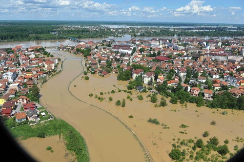 Obetiam povodní v Srbsku a Bosne prišli na pomoc Rusi aj EÚ