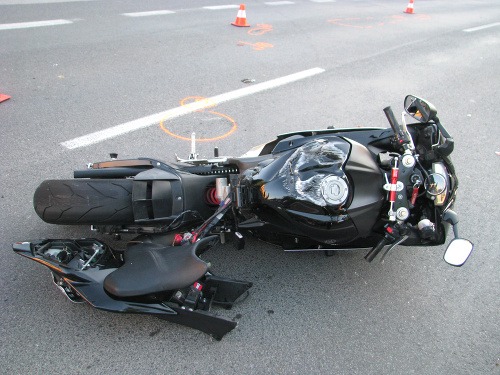 Pri zrážke s autom zomrel 30-ročný motorkár
