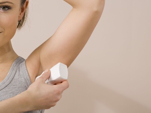 Vytvorte si radšej domáci deodorant, ktorý je netoxický. 