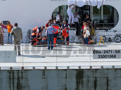 Zásah záchranárov pri transporte zranenej osoby z havarovanej výletnej lode