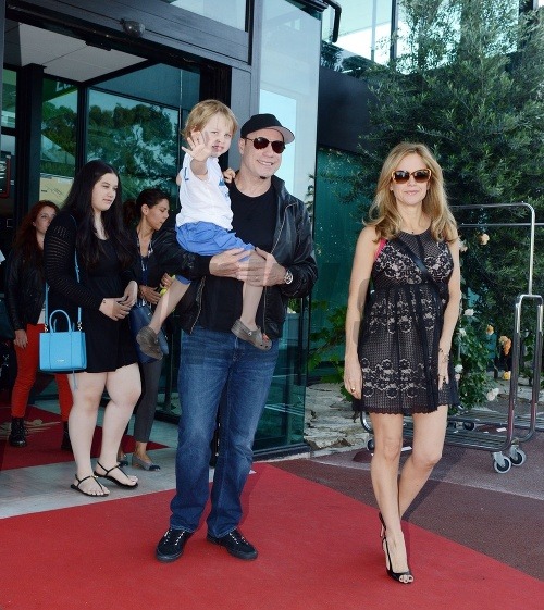 John Travolta s manželkou Kelly Preston hrdo pózuje so synom na rukách. O vypapanú dcéru Ellu s modrou kabelkou sa ani jeden z rodičov nezaujíma.