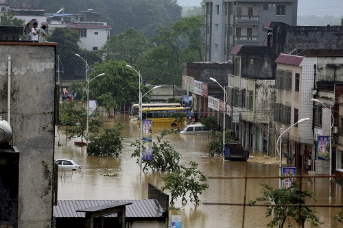 Rozsiahle povodne v Číne si už vyžiadali 19 obetí. 