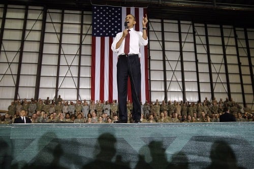 Barack Obama neohlásene pricestoval na návštevu Afganistanu. 