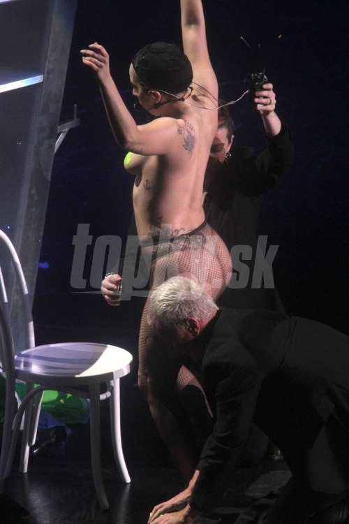 Pribratá Lady Gaga sa v zákulisí necháva obskakovať úplne nahá.