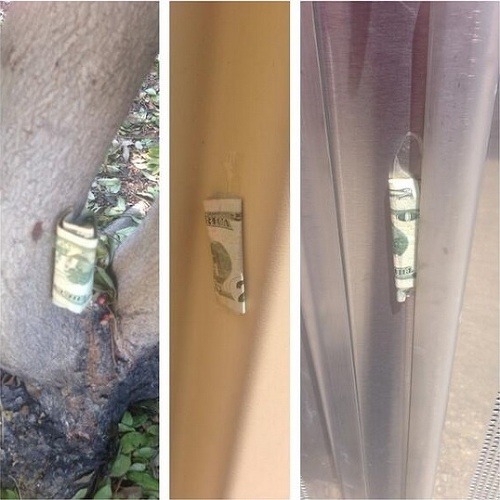 Neznámy dobrodinec schováva stovky po celom San Franciscu