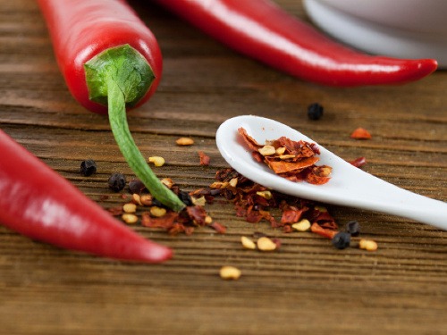 Kajenské korenie, u nás známe aj ako chilli korenie, nie je len štipľavým doplnkom jedál, ale je aj pomerne účinným prírodným liekom.