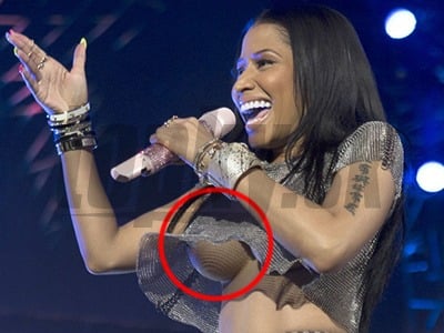 Nicki Minaj v provokatívnom tope odhaľovala prsia pred tisíckami fanúšikov.