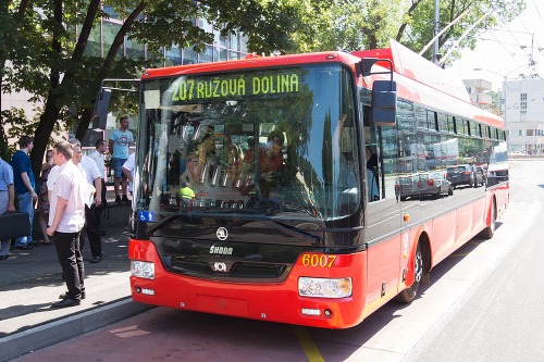 Pohľad na nový trolejbus Škoda 30 Tr