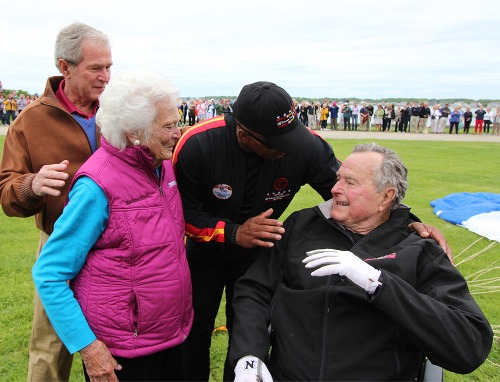 George Bush s manželkou Barbarou gratulujú Georgeovi Bushovi staršiemu k úspešnému zoskoku