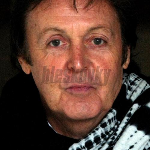 Paul McCartney opúšťa budovu