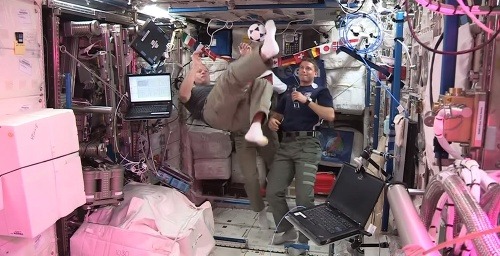 Vesmírne nožničky predviedol veliteľ ISS