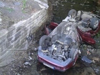 Auto skončilo prevrátené v potoku