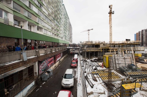 Protestné stretnutie vlastníkov bytov v bytovke na Jasovskej ulici k výstavbe obytného súboru Domino vo februári.
