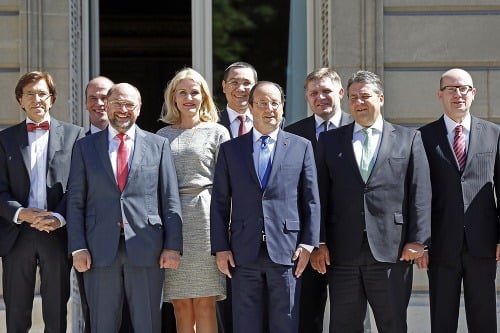 Zľava: Elio Di Rupo, Diederik Samsom, Martin Schulz, Helle Thorning-Schmidt, Victor Viorel Ponta, Francois Hollande a Robert Fico.