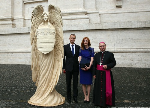 Pápež František prijal dreveného anjela