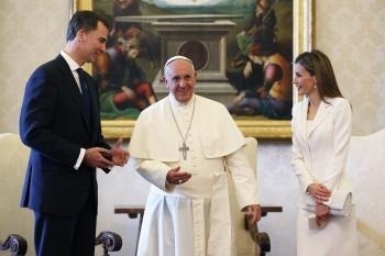 Nový španielsky kráľ Filip VI. a jeho manželka Letizia s pápežom Františkom