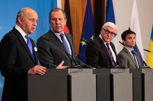 Laurent Fabius, Sergej Lavrov, Frank-Walter Steinmeier a Pavlo Klimkin na rokovaní v Berlíne