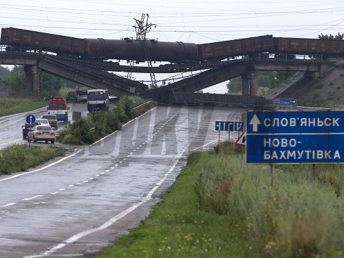 Výbuch zničil most a zablokoval cestu do Donecka