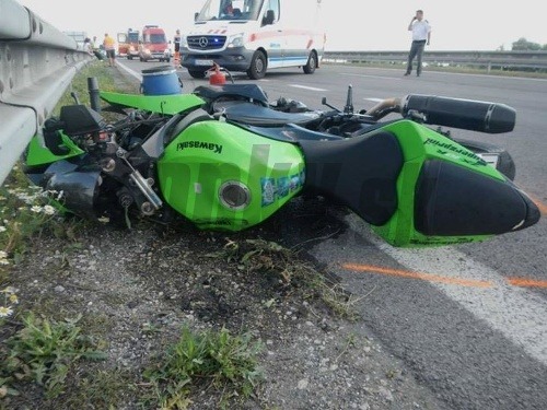 Pri nehode zahynul motorkár