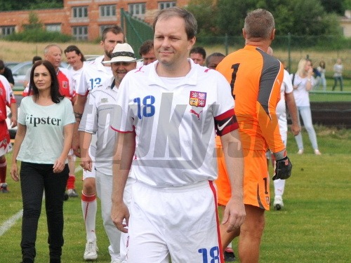 Český minister školstva Marcel Chládek vymenil oblek za futbalový dres.
