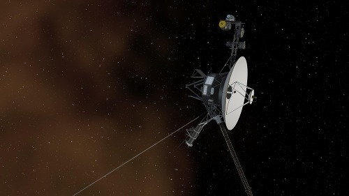 Voyager 1 je obklopený spievajúcou plazmou