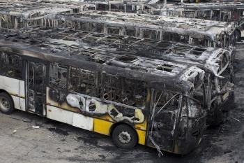 Zhorené autobusy, ktoré zapálili nespokojní fanúšikovia