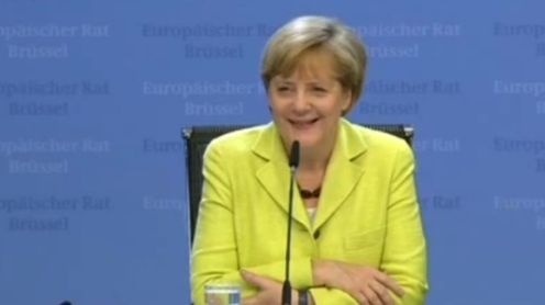 Angela Merkelová počas toho, ako jej nemecký reportér spieva Happy Birthday.