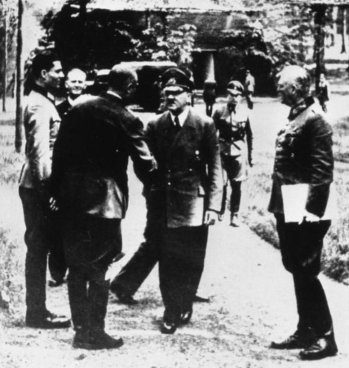 Vpredu zľava: Stauffenberg, Hitler a Keitel