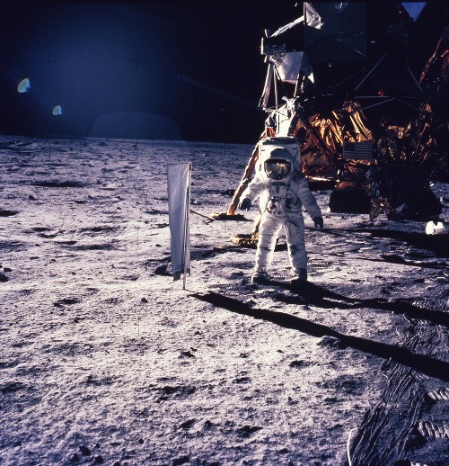 Neil Alden Armstrong a Buzz Aldrin ako prví ľudia, 20. júla 1969, pristáli na Mesiaci.