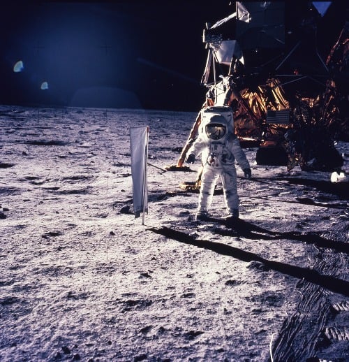 Neil Alden Armstrong a Buzz Aldrin ako prví ľudia 20. júla 1969 pristáli na Mesiaci