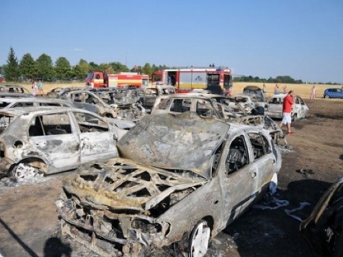 Požiar áut v Sládkovičove - kúpalisko Vincov Les